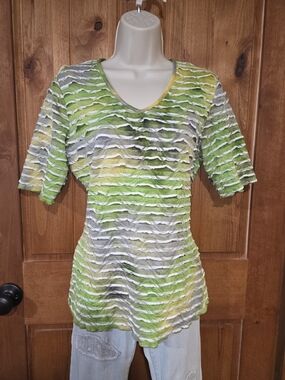 SNO SKINS Green Yellow‎ Striped Textured V‑Neck Tee